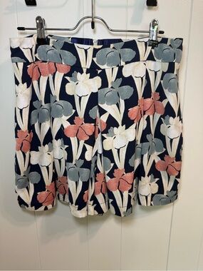 ava Woman’s Medium Floral Flowy Shorts